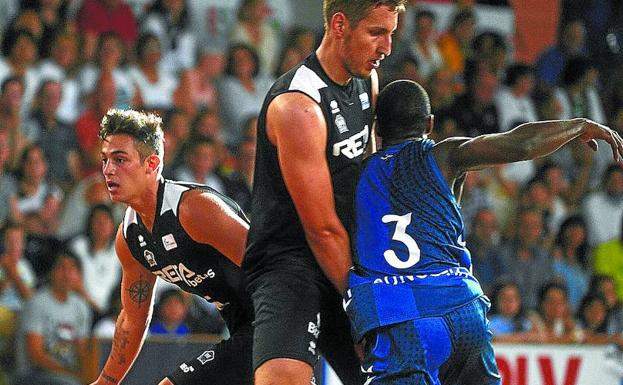 Kenny Chery, de espaldas con el dorsal 3, intenta pasar un bloqueo defendiendo a Fischer.