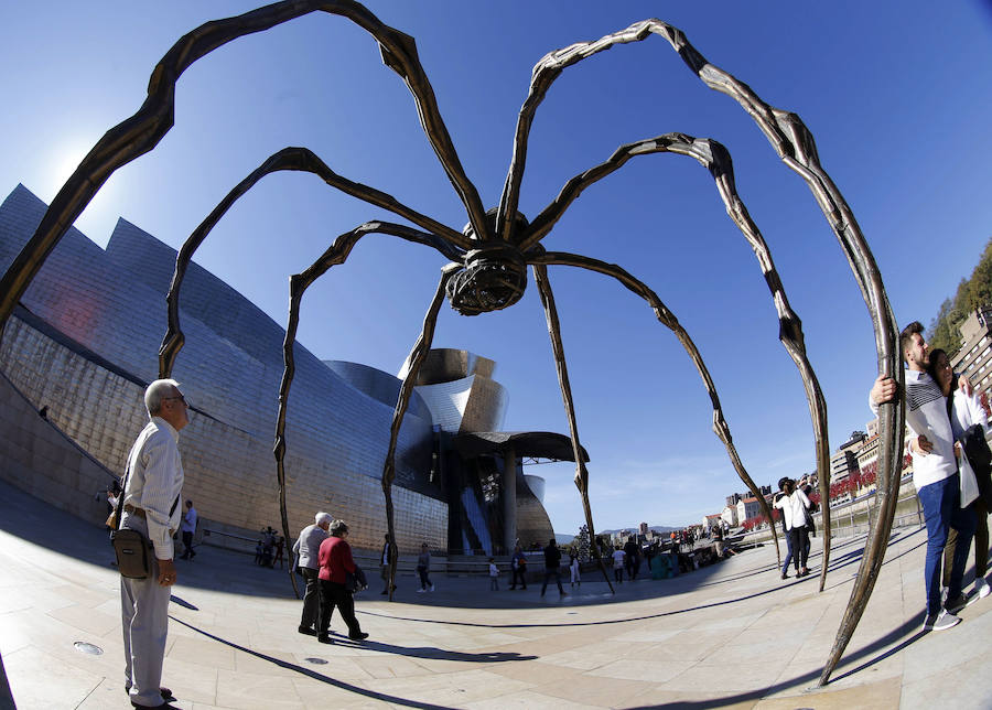 Louise Bourgeoisen eskultura, Guggenheim Museoaren sarreran