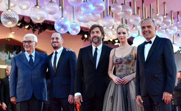 El director de la Bienal, Paolo Baratta, el director estadounidense Darren Aronofsky, Javier Bardem, Jennifer Lawrence y el director del festival, el italiano Alberto Barbera, posan para los fotógrafos durante el estreno de la película Mother!"