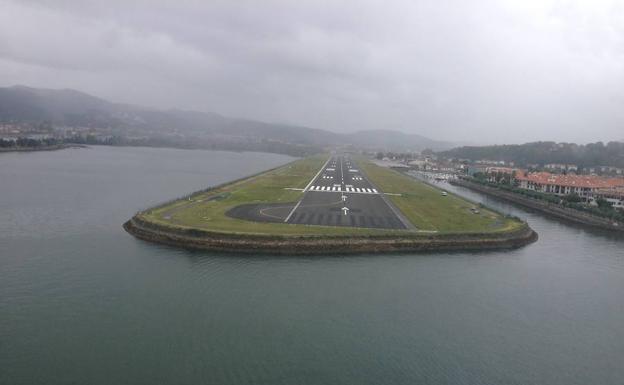 Vista de la pista de aterrizaje del aeropuerto de Hondarribia.