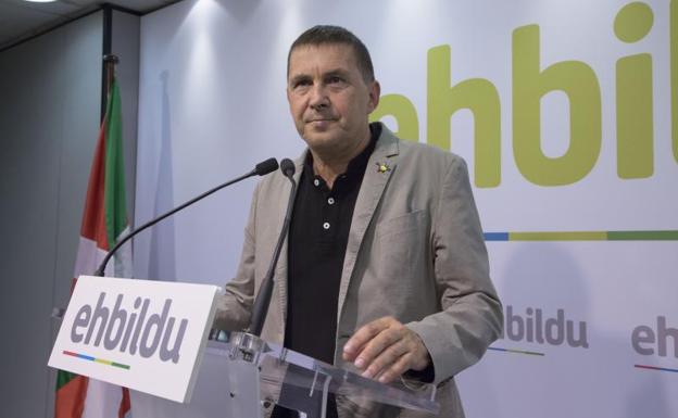 Otegi, durante la rueda de prensa