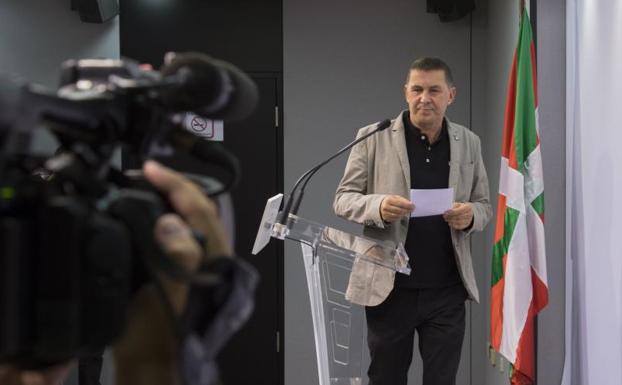 Otegi, durante una rueda de prensa
