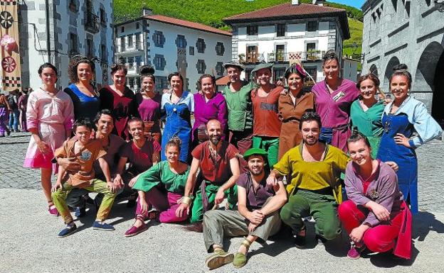 Grupo. Los dantzaris eibarreses, vestidos y preparados para participar en las sesiones de rodaje celebradas en Leitza. 