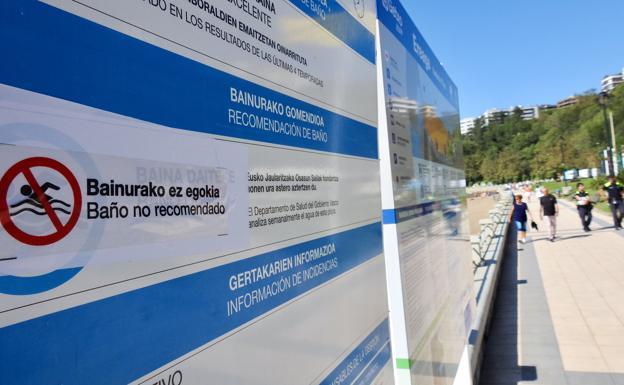 Cartel de 'Baño no recomendado' en la playa de Ereaga.