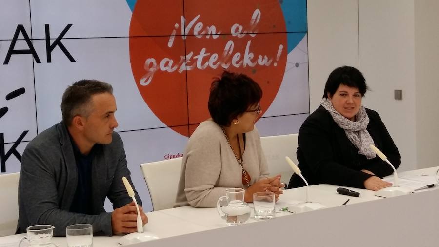 Foru Aldundiko Haur, Nerabe eta Gazteen Sustapen Zerbitzuko teknikariak, sarearen denboraldi berriari buruzko aurkezpenean