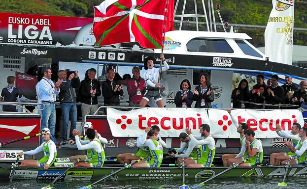 Ioseba Amunarriz celebra junto a su tripulación la victoria en Bermeo, donde la fiesta no fue completa por 48 centésimas.