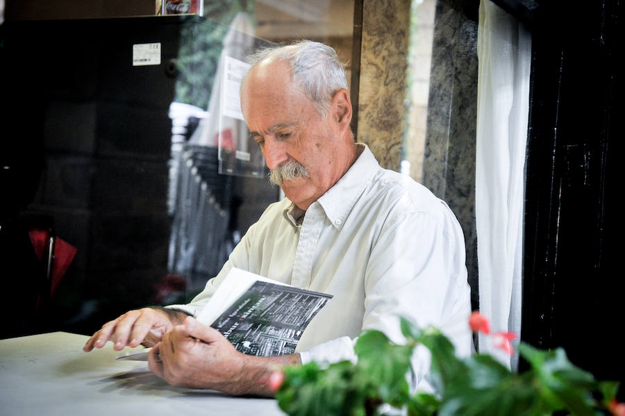 Juan Kruz Igerabide, herenegun Donostiako Parte Zaharrean, eskuan liburu bat duela