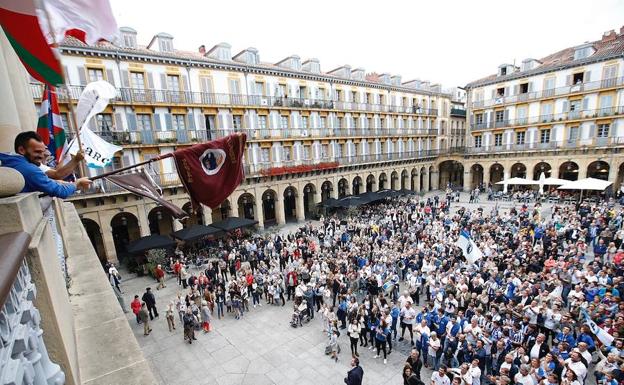 Los remeros de La Donostiarra celebran el ascenso a la ACT en la plaza de la Constitución de Donostia.