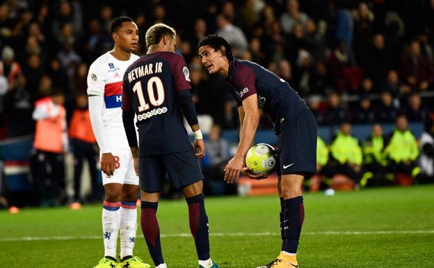 Cavani y Neymar se enfrentaron por lanzar un penalti. /Afp