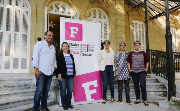 El Foro Social Permanente ha comparecido en la Casa de la Paz de Aiete /Mikel Fraile