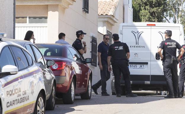 Varios policías en la calle de Cartagena donde asesinaron a una mujer de 20 años./EFE