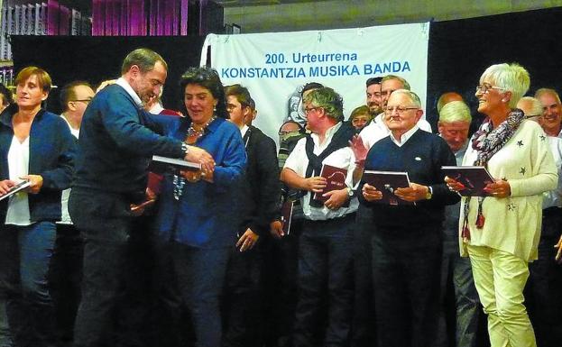 Homenajes. Los miembros actuales, los antiguos y diversas entidades fueron distinguidos. /VIÑAS