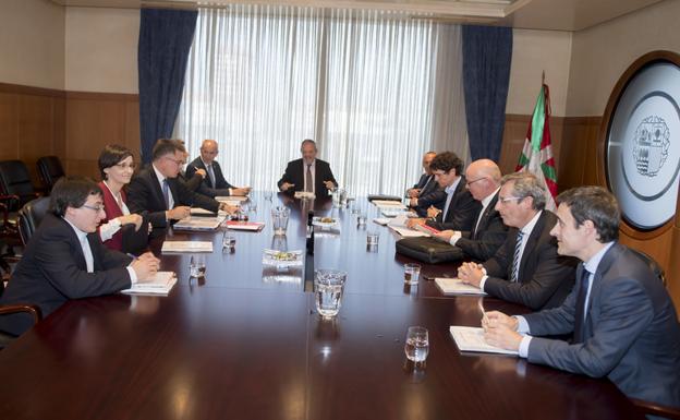 La reunión del Consejo Vasco de Finanzas celebrado esta tarde en Vitoria./Irekia