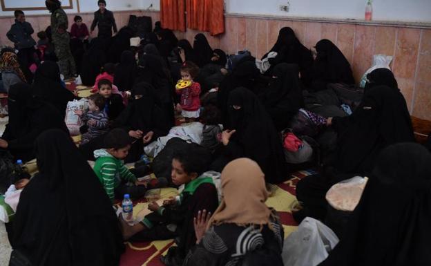 Mujeres y niños esperando para ser evacuados en Raqqua./Afp