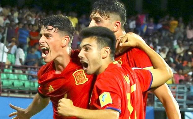 Los juagdores celebran un gol. /Efe