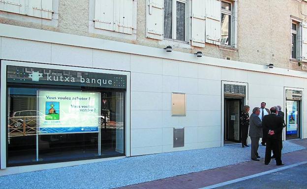 Exterior de la oficina de Kutxa Banque en Pau el día de su inauguración, el 27 de abril de 2005. / DV