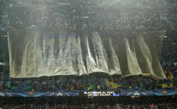 Despliegue del mosaico reivindicativo en el Camp Nou. /Albert Gea (Reuters)