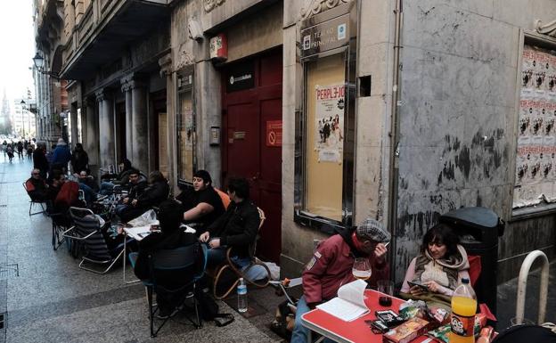 Los primeros aficionados esperando a que se abran las taquillas