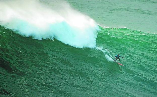 Olas gigantes. Axi Munian cabalga una ola XXL en Nazaré. / RAFAEL RIANCHO