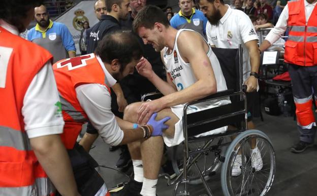 Kuzmic tuvo que retirarse en silla de ruedas. /Kiko Huesca (Efe)