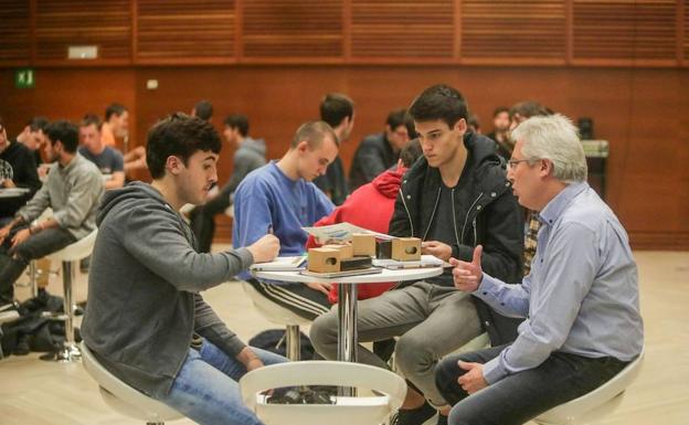 El Diputado de Medio Ambiente, José Ignacio Asensio, junto a algunos de los jóvenes que han participado en el encuentro. /Gipuzkoa