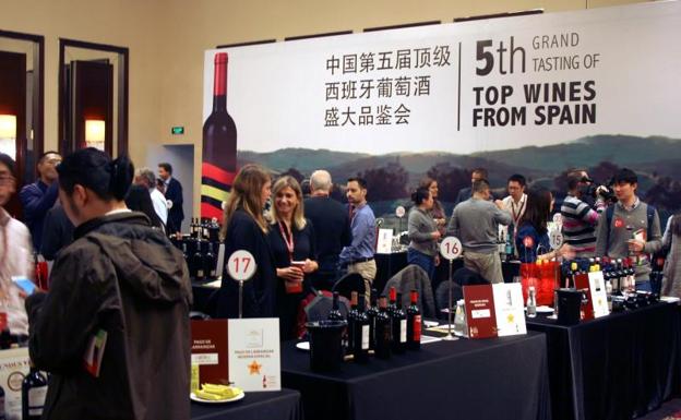 Exhibidores de bodegas españolas en Shanghái./Efe