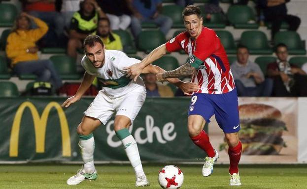 Fernando Torres porfía por un balón con un defensa del Elche. /Efe
