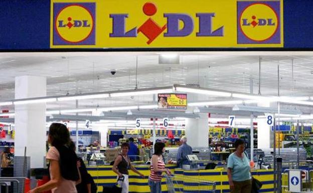 Lidl despide a un jefe de tienda por trabajar horas de más