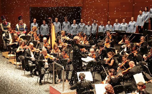 Una ‘nevada’ de atrezzo cayó sobre el escenario del Kursaal al final del concierto del año pasado, que dirigió Juanjo Ocón. :/michelena