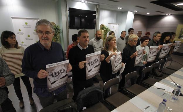 El secretario general de ELA, Adolfo 'Txiki' Muñoz, el líder de EH Bildu, Arnaldo Otegi, y Garbiñe Aranburu, secretaria general de LAB, entre los convocantes de la manifestación. /TELEPRESS
