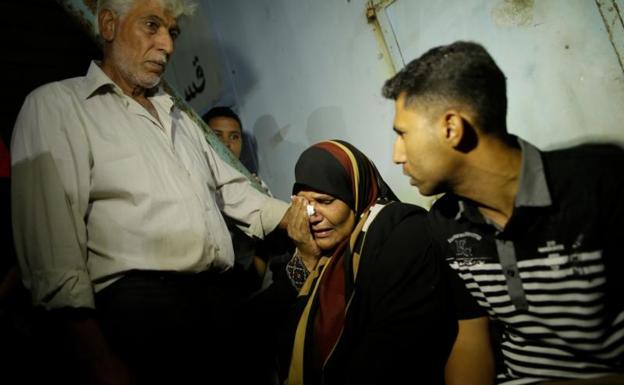 Familiares de los fallecidos en la morgue del hospital de Deir el-Balah./Mahmud Hams (Afp)