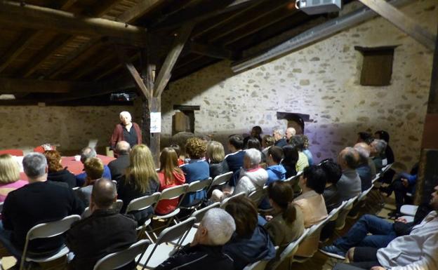 'Mitologiaren bidezidorrak' korritu zituen Toti Martínez de Lezeak ostiral arratsaldean Barandiaran musepan./BARANDIARAN MUSEOA