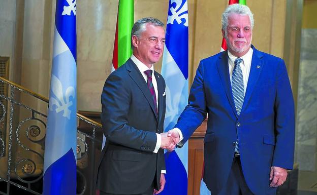 El lehendakari Iñigo Urkullu y el primer ministro del Gobierno de Quebec, Philippe Couillard, se saludan el pasado martes/Mikel Arrazola