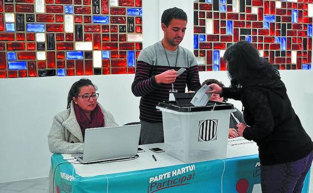 Una mujer vota en la consulta de Gure Esku Dago en Andoain, donde se colocó una urna del 1-O/UNANUE