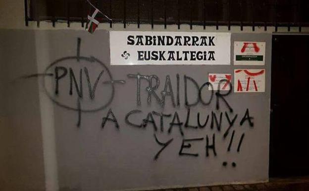 Pintadas aparecidas en la sede del PNV en el barrio de San Ignacio de Bilbao/PNV