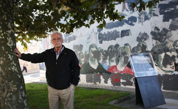 Tapia 2015ean, Ertzaintzak 2009an ezabatu zion Herri Batasunaren aldeko muralaren ondoan. 1985ko margolana zen.