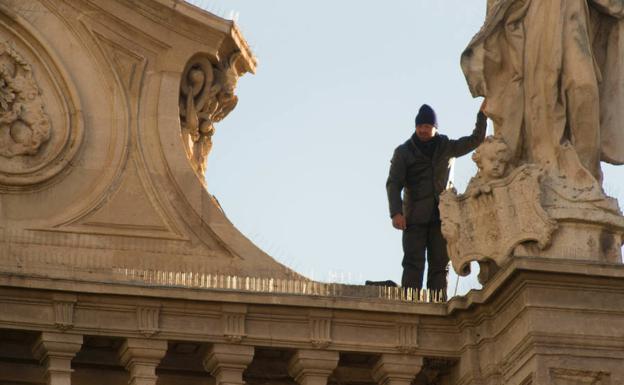 El hombre que amenazaba con lanzarse desde lo alto de la Catedral./Javier Carrión / AGM