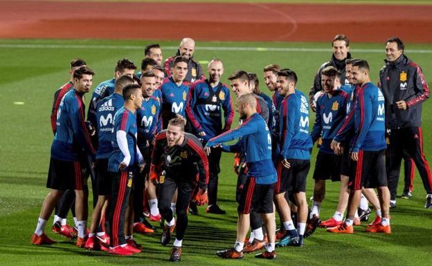 Los internacionales le hacen el típico pasillo a De Gea en el día de su 27 cumpleaños. /EFE