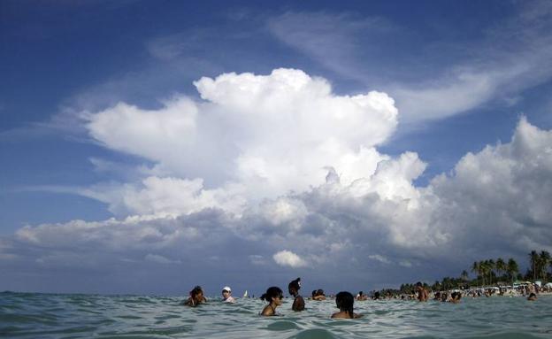 Bañistas en una playa de La Habana. /DESMOND BOYLAN (Reuters)