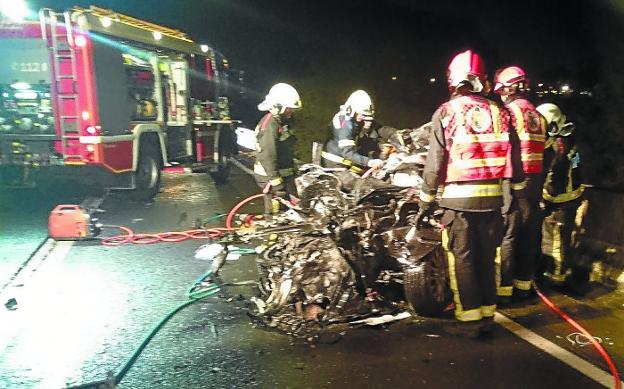 El accidente que se cobró la vida de los dos ciudadanos franceses, cuyos cadáveres fueron mal identificados, ocurrió el pasado día 12 en la N-121A./BOMBEROS EUSKADI