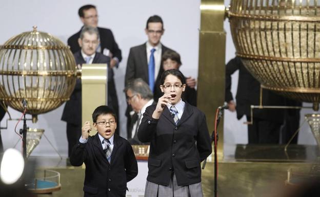 Niños de San Ildefonso cantan "el Gordo" de la Lotería de Navidad./Reuters
