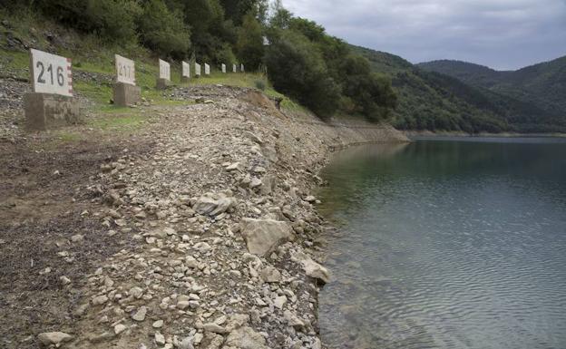 El pantano de Ibai-eder en agosto pasado, cuando estaba al 68%./