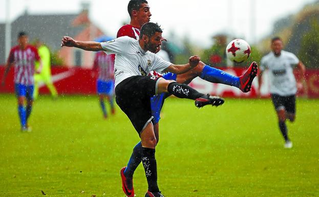 Aimar Sagastibeltza busca el balón durante el partido disputado este domingo por el Real Unión. /ARNALDO GARCÍA