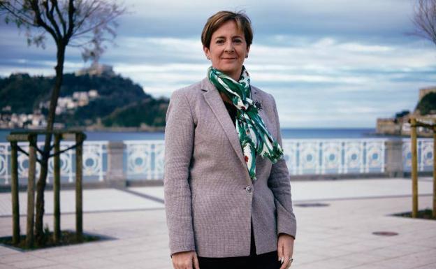 Donostia. La consejera optó por la bahía de La Concha como escenario para tomar las fotografías antes de la entrevista./USOZ