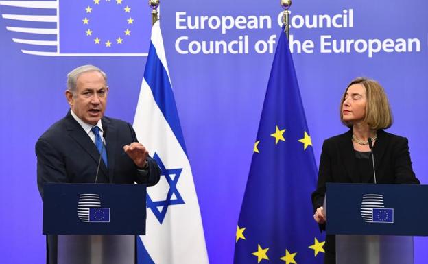 Benjamin Netanyahu con Federica Mogherini en Bruselas./Afp