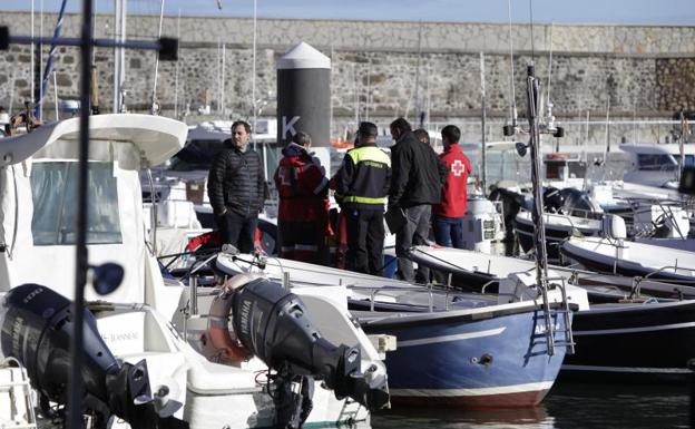 Efectivos policiales y de la Cruz Roja, en el lugar donde ha aparecido el cuerpo en Bermeo./Luis Ángel Gómez