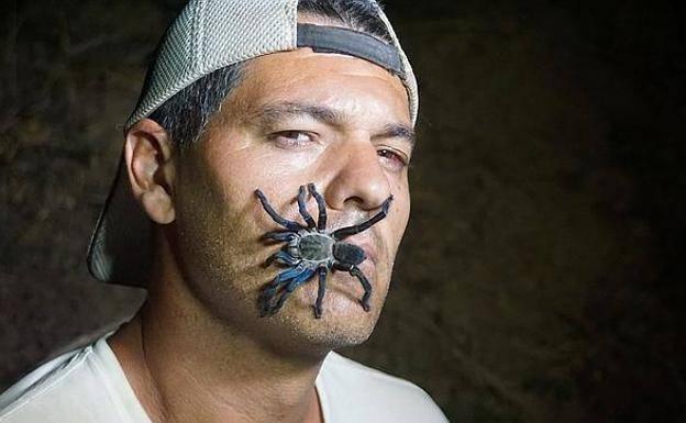 Frank Cuesta deja que una tarántula le pique para dar una lección a 200 estudiantes