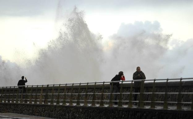 Olas rompiendo en el Paseo Nuevo de Donostia/Arizmendi