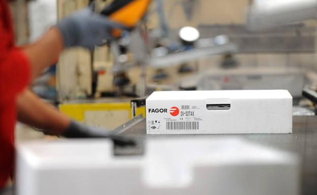 Un producto de marca Fagor fabricado por Edesa Industrial en la línea de producción de la fábrica de Arrasate./MORQUECHO