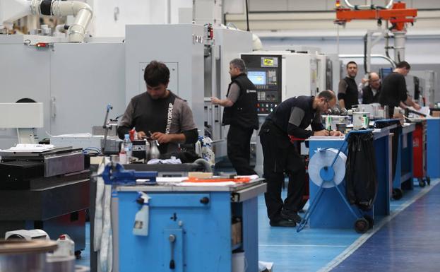 Trabajadores en una empresa industrial de Gipuzkoa./LUSA